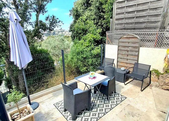 Studio rénové avec terrasse ST RAPHAEL
