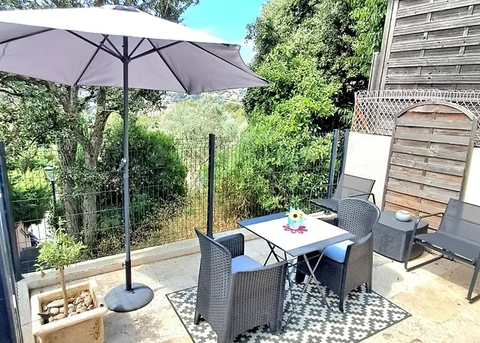 Studio rénové avec terrasse ST RAPHAEL