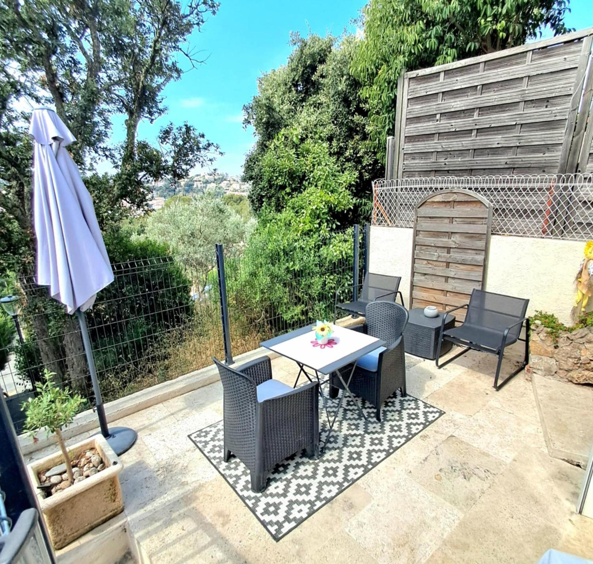 Rénové Avec Terrasse St Raphael Hébergement de vacances